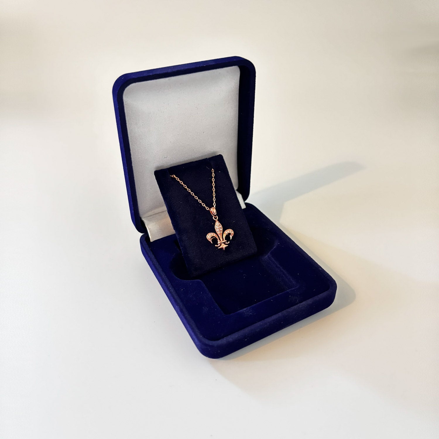 Collier avec Pendentif Fleur de Lys avec Cristal Swarovski® Elements Oh, mes Bijoux !
