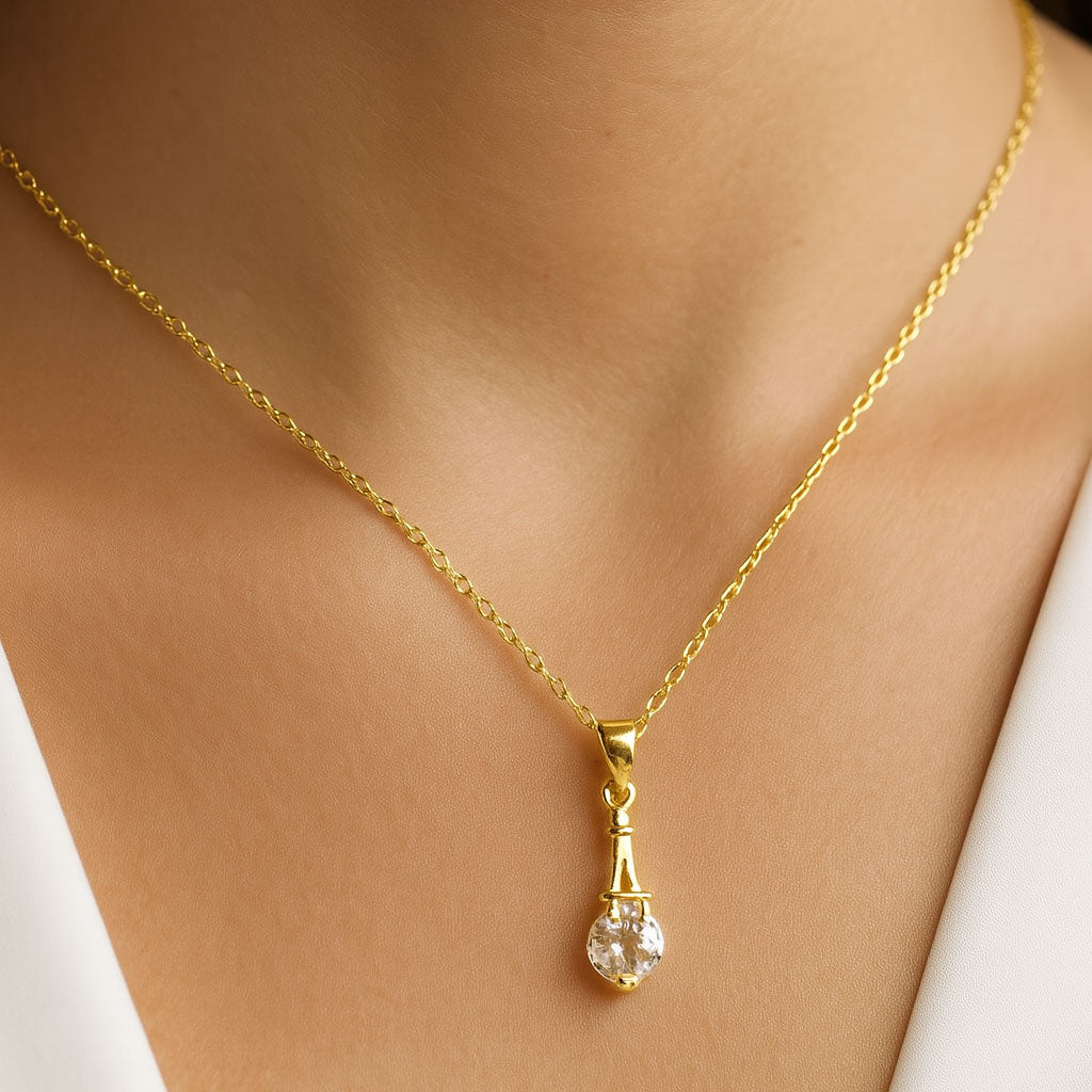 Collier avec pendentif Tête de Mort en métal doré, orné de cristaux Swarovski® Elements, bijou fantaisie tendance et cadeau personnalisé élégant.